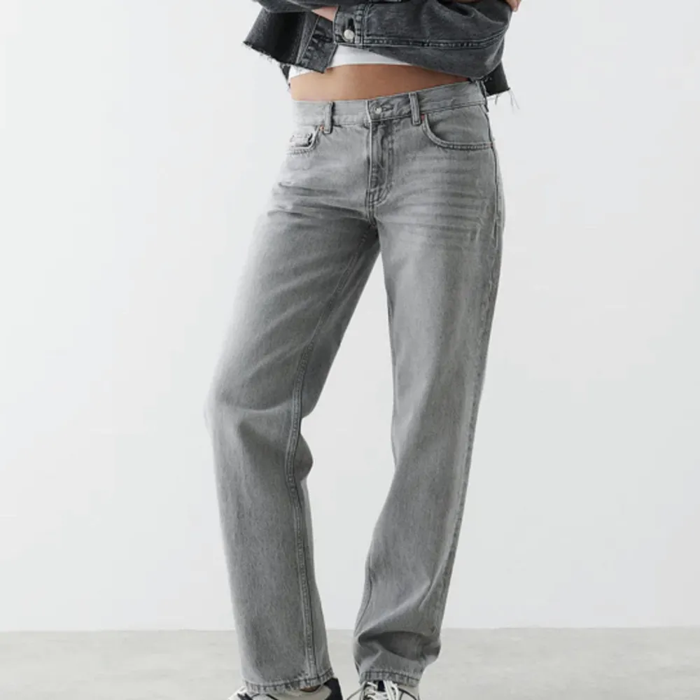 Populära gråa lågmidjade jeans från Gina Tricot i modellen low straight jeans. Jeans & Byxor.