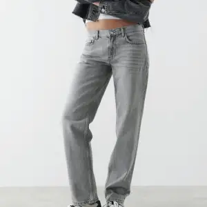 Populära gråa lågmidjade jeans från Gina Tricot i modellen low straight jeans