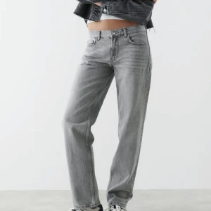Lågmidjade jeans Gina  - Populära gråa lågmidjade jeans från Gina Tricot i modellen low straight jeans