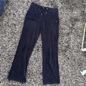 Juicy coutore  - Säljer mina juicy coutore byxor i storlek 14-15, dem är uppsydda en bit. Dem är använda få gånger och är fortfarande mjuka i materialet och finns inga defekter. 