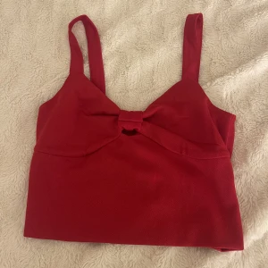 Röd topp - Perfekt topp till julafton, eller sommarkvällar eller vanlig dag likaså! Säljes pga brist på plats i garderoben😫 har använts Max 2 gånger