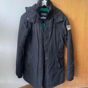 Svart vinterjacka Svea - Säljer en svart dam vinterjacka från svea, strl XS. Är använd men i väldigt bra skick. 