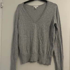 Finstickad tröja - En finstickad tröja från H&M i storlek M.