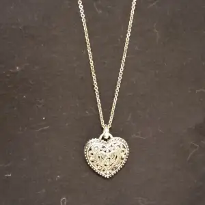 Cute heart necklace. Price can be discussed and meetups are possible.