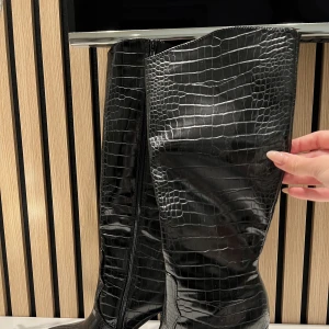 Boots  - Boots i svart orm-mönster, storlek 39. Använt en gång, nypris 800kr