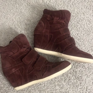 Skor med kilklack  - Säljer dessa vinröda skor med kilklack!!😍😍