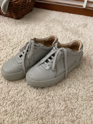 Gråa arigatos - Använder dem aldrig. Storlek 37 fint skick 