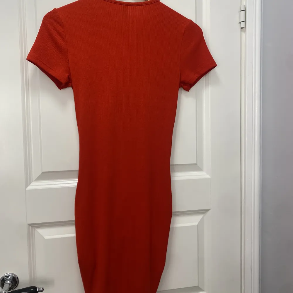 Röd klänning från H&M, medel kort (slutar lite över knäna), använd ca 3 gånger. Orginalpris: 250kr. Klänningar.
