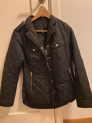 J.Lindeberg jacka - J.Lindeberg jacka i storlek S men passar Xs. Pris kan diskuteras