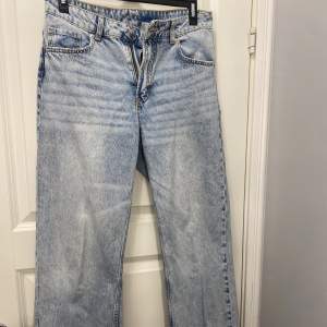 Jeans från H&M, lågmidjade. De är i storlek 36  Jag är 170cm och bär oftast 36 i jeans men dessa var förkorta. Original pris: 500kr