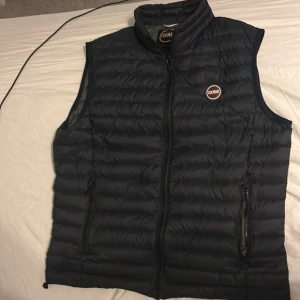 Colmar väst - Bra skick, inga hål. Köpt vid den här tiden förra året. Nypris 2500 köpt på nk. Strl 54 sitter som en medium/large