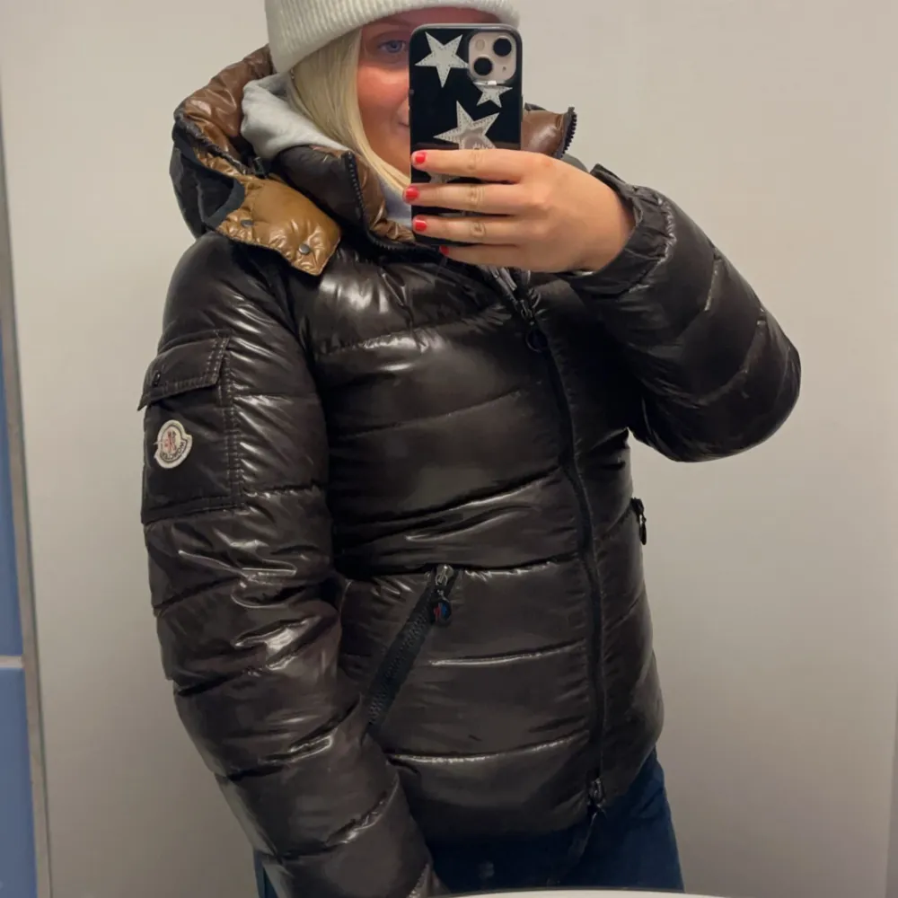 Säljer nu min moncler då jag känner att den är liten på mig och att jag vill ha en annan jacka! Köpt på Plick men har inga defekter alls!!  Jag är även intresserad av byten💞 Har inget äkthetsbevis (äldre modell, men allt tyder på äkta) , därav priset!🙏🏼. Jackor.