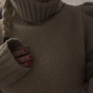 Stickad tröja  - Jättefin stickad tröja från zara, den är använd fåtal gånger 💓den är i M men skulle säga att den passar som S också