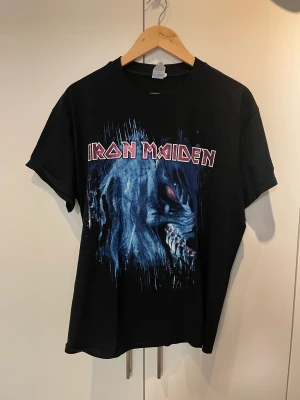 Iron maiden T-shirt - Iron maiden rainmaker t-shirt. Stolek L men sitter hyfsat tajt. Sparsamt använd.