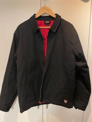 Independent jacka - Jacka från märket independent. Köpt på outlet, använd 1 gång. Smått fodrad så varmare än den ser ut. Storlek L