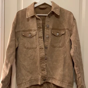 Jeansjacka  - Säljer min jeansjacka då den aldrig kom till användning  Tror den kostade 600kr ny men säljer för 70kr Endast provad 