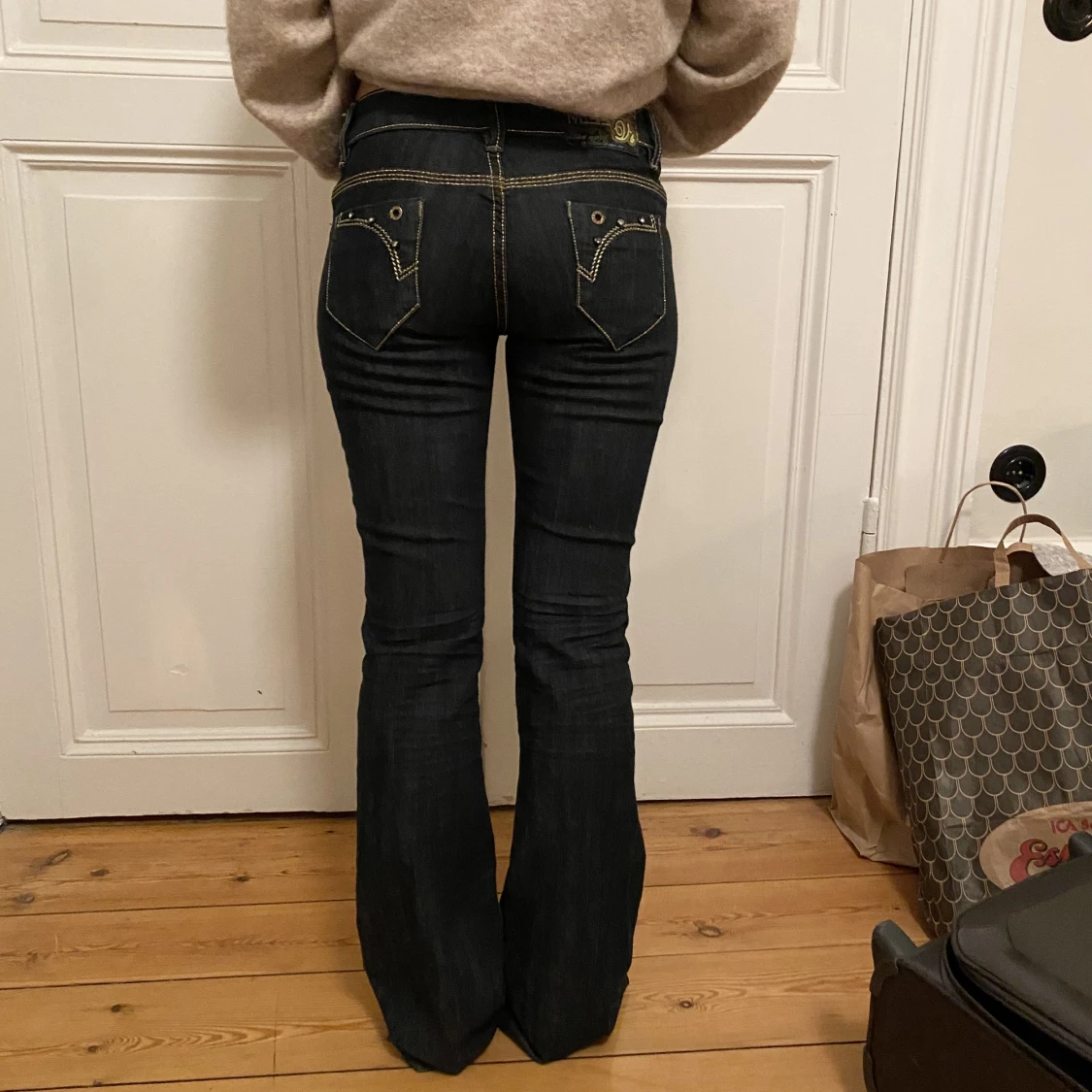 Lågmidjade bootcutjeans med gulddetaljer  - 90