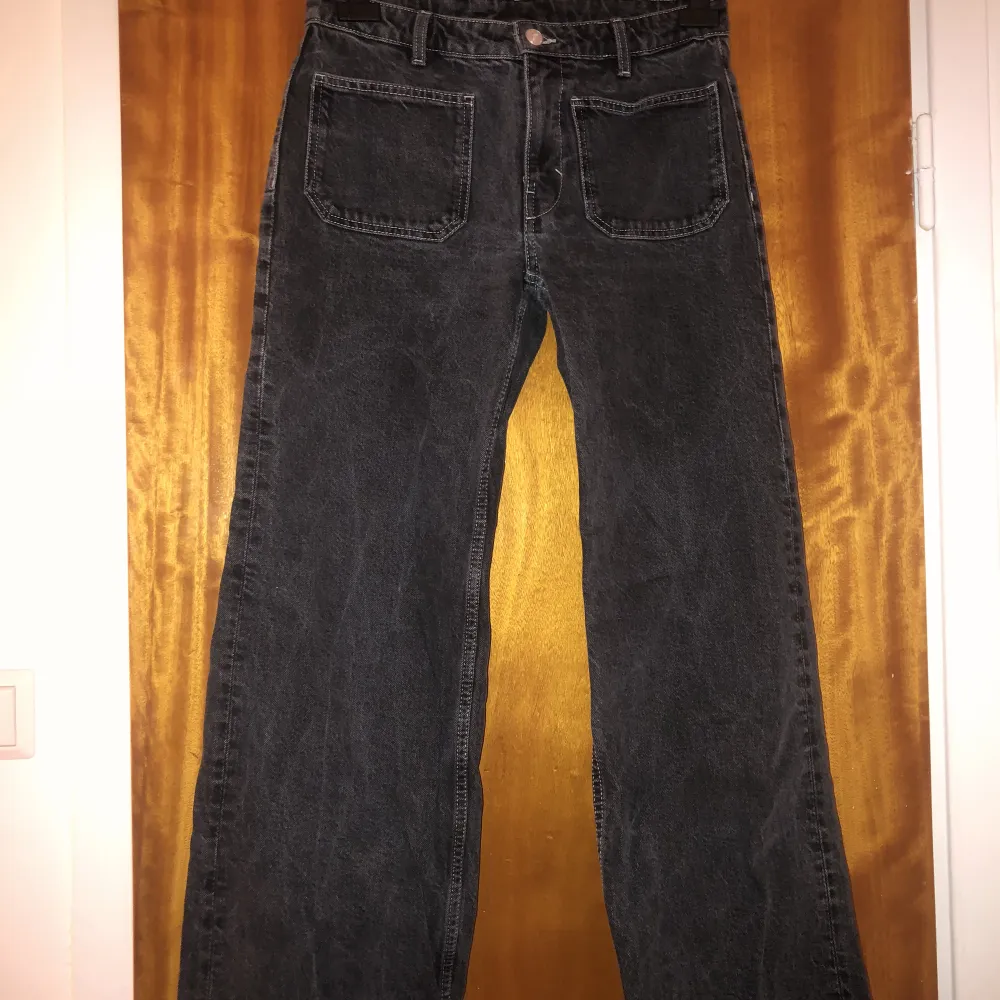 Säljer dessa grå lågmidjade jeans, då de blivit för små för mig. Storlek 38  250kr plus frakt 💗. Jeans & Byxor.