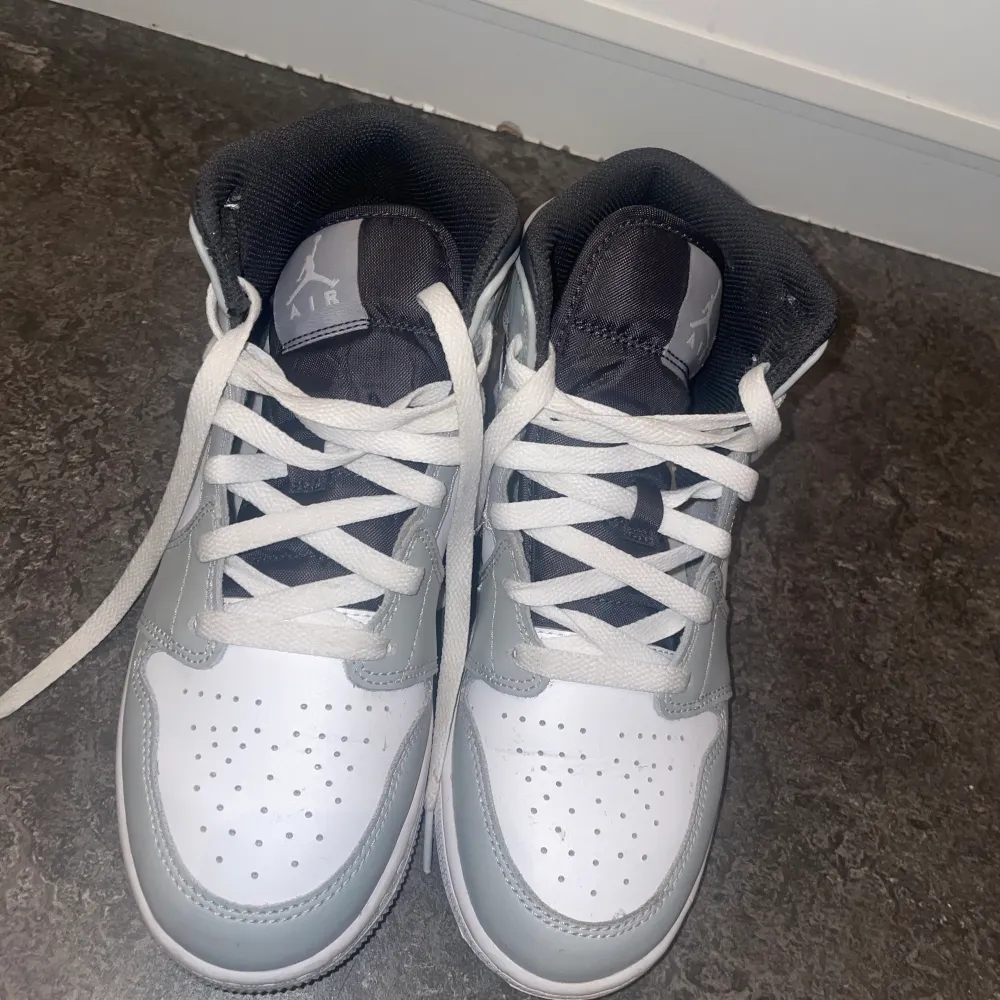 Helt nya Jordans, använda mindre än 5 gånger eftersom de tyvärr inte är min stil och är väldigt svåra att styla för mig. Storlek 38,5 och kvittot finns kvar, priset kan diskuteras via snabb affär :). Skor.