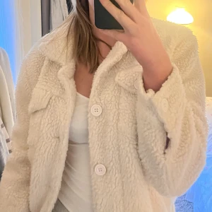 Fluffig jacka!  - Beige fluffig teddyjacka, använd sparsamt. 