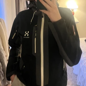 Helly Hansen jacka - Allväders jacka från Helly Hansen, är lite trasig vid ärmen men går enkelt att limma med tyglim. Älskar den men har köpt en ny så känner inte att jag behöver 2. 