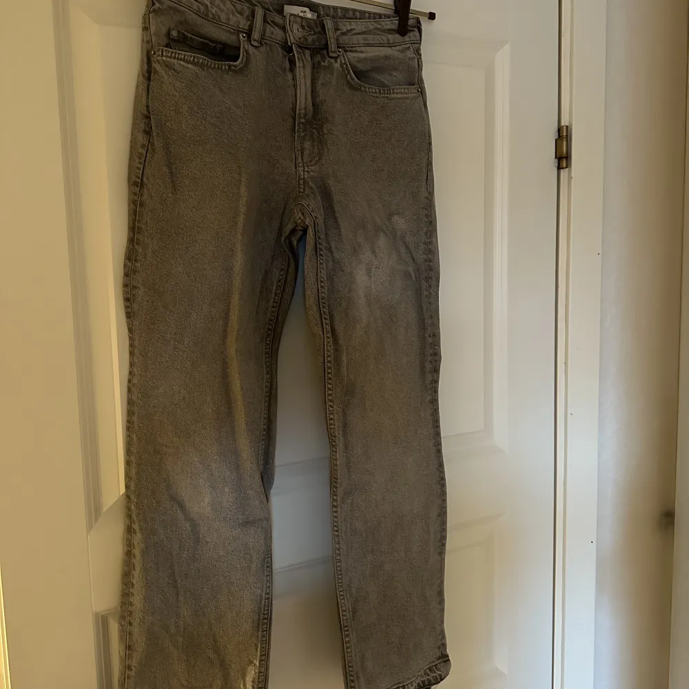 En par svinsnygga grå lågmidjade jeans från H&M, endast använda ett fåtal gånger. Jag har sprättat upp dem där nere för att få dom lite längre. 🩶. Jeans & Byxor.