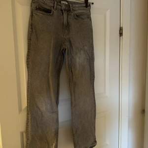 En par svinsnygga grå lågmidjade jeans från H&M, endast använda ett fåtal gånger. Jag har sprättat upp dem där nere för att få dom lite längre. 🩶