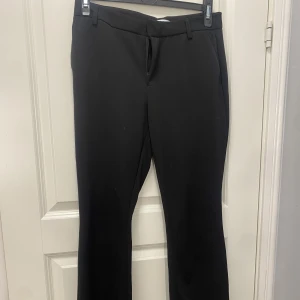 Kostymbyxor ONLY - Svarta kostymbyxor från ONLY  Storleken är M/32 men jag skulle säga att det är s/32. Jag är 170cm och dom är ca 4-5cm förkorta för mig:) Original pris: 500kr 