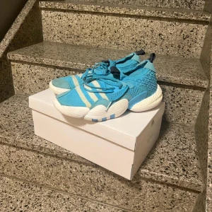 Trae Young 2 43 1/3 - Skick; 8/10  Öppen till alla frågor och pris diskussioner 