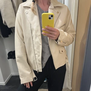 Beige skinnjacka NLY TREND - Beige skinnjacka i strl 36 från NLY TREND. Bra skick användt va 2 ggr.