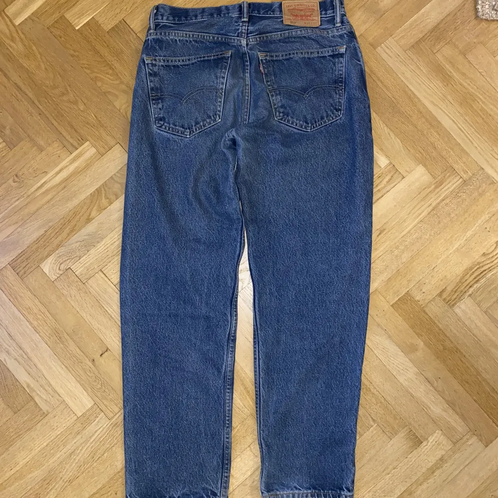 Mina perfekta oversized Levi’s 550, jag bär de som baggy low waist men går också att bära mer som momjeans beroende på din strl. Jeans & Byxor.