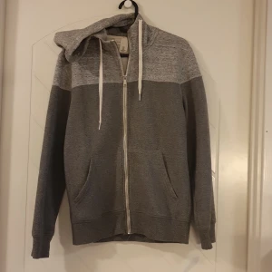 Träningströja - Grå träningströja med huva och dragkedja. Från H&M.  Storlek S. 