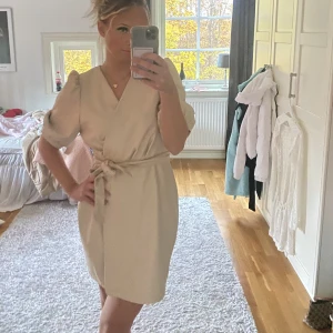 Klänning  - En beige skinnklänning, knappt använd. Köpte den för 600kr