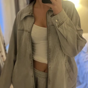 Oversized Jeansjacka - Grå oversized jeansjacka helt ny. Har aldrig använt då jag inte tycker den klär mig. 