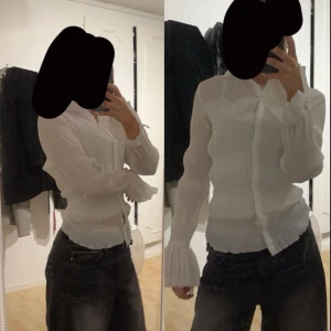 Super gullig vit skjorta / tröja - Jätte söt vit skjorta / tröja med knappar. 