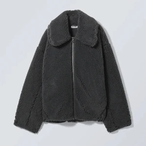 Svart teddyjacka  - Säljer min svarta jättegosiga teddyjacka då jag har för många, inga tecken på användning💕