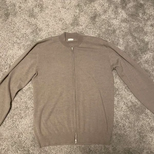 John Henric Zip Cardigan - Säljer Denna Stilrena 100%Merinoull Cardiganen Från John Henric! Perfekt inför Vinter Säsongen! Nypris Ca 1/1,2! Storleken är Xl Men passar L fint! Condition 9/10| Pris: 699|Högst intresserad vid byten/ Priset kan sänkas vid en snabb affär!/MVH Ayyeceolin