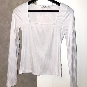 Topp - Topp med fyrkantig urringning.