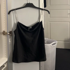 Linne - Säljer detta linne med glitter band över axeln. Strl 36💞 !! Tryck INTE på köp nu skriv privat till mig om du vill köpa!!