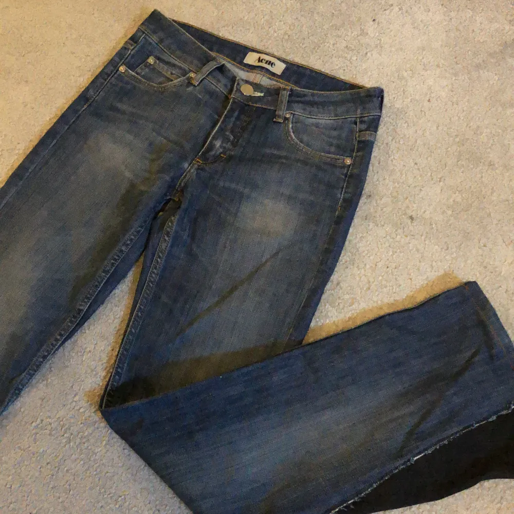 Säljer ett par as snygga lågmidjade acne jeans som är lite för små för mig. Står inte någon storlek men skulle säga 32/34. Har sytt de mer flared längst ner. Köpte de secondhand för 599🤩. Jeans & Byxor.