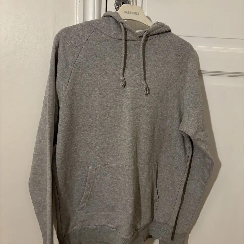 Snygg grå basic hoodie som passar till allt. Den är i bra skick. Hoodies.