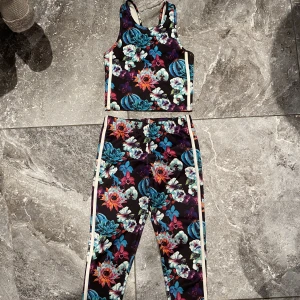 Träningsset  - Ett träningsset i XS från Bik Bok. Det är i nyskick, bara använd några få gånger. Super bekväm med jättefina färger och detaljer:) Säljer pga stor garderobrensning. Kika gärna på mina andra annonser, säljer mycket:) Samfraktar gärna. 