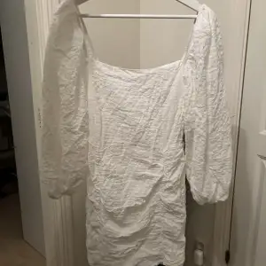 Säljer min vita oanvända klänning, på grund av att den inte kom till användning. Prislapp kvar. 150kr i pris, går att diskutera. 