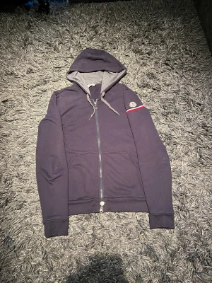 Moncler zip hoodie - Moncler zip hoodie   Size: M Pris: 1749kr Skick: 8/10