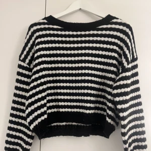 Randig tröja - Svara och vit randig stickad tröja