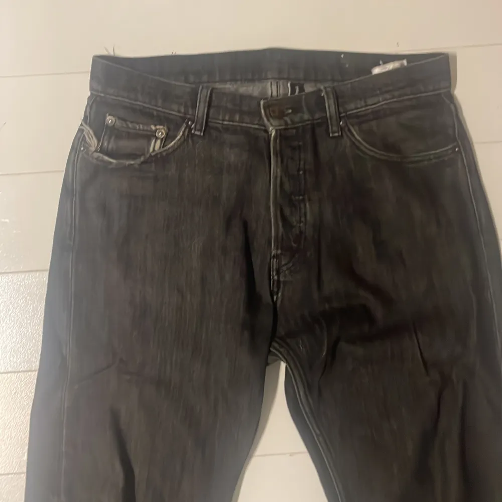 Ett par schyssta jeans från weekday i färgen galaxy, passformen är straight fit och är i storleken 27/30 men byxorna är lite större så funkar nog med 29/32! Om du har funderingar så är de bara att fråga!. Jeans & Byxor.