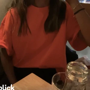 Röd T-Shirt  - 35 kr🌸