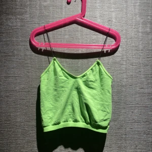 Linne | Nikibiki - Ett neongrönt linne från Nikibiki i storlek S. Det är väldigt strechigt!  Skriv privat för mer bilder och info.