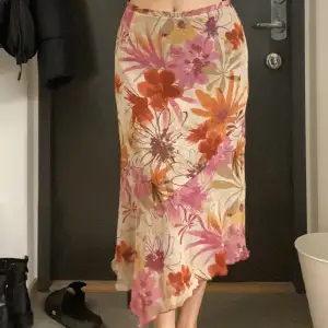Intressekoll. Asymmetrical vintage kjol. Står inte storlek men jag brukar ha 36/38 i jeans