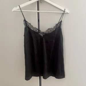 Svart satinlinne - Svart satinlinne från H&M! Ge gärna prisförslag👌🏽